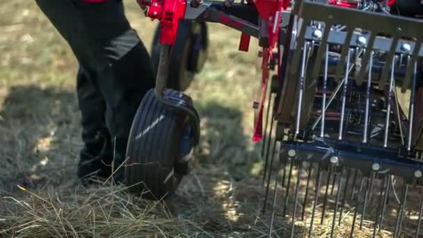 Jovem Agricultor Está Lado Maquinaria Agrícola Está Levantar Pneu Nela — Vídeo de Stock