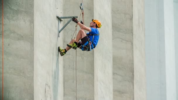 Альпинист Надевает Ботинок Потом Пытается Забраться Повыше Похоже Действительно Кайфом — стоковое видео