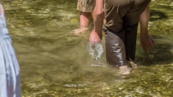 Παιδιά Σκορπίζουν Νερό Γύρω Τους Περνούν Μέρα Τους Στο Ποτάμι — Αρχείο Βίντεο