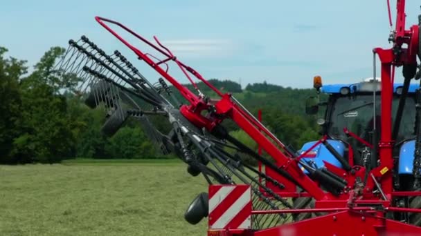기계의 천천히 올라가고 올라가 농부가 밭에서 일하는 — 비디오