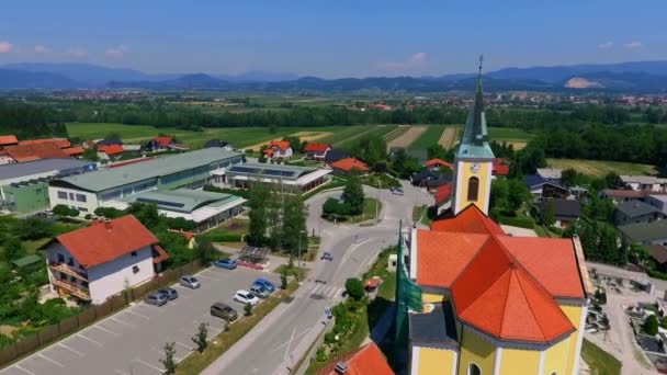 Grize Slovenia Haziran 2017 Köyde Sarı Bir Kilise Farklı Evler — Stok video