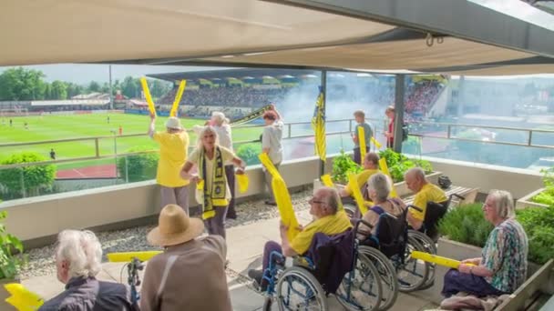 Domzale Slovenia 2018年5月高级球迷在阳台上支持他们最喜爱的足球队 — 图库视频影像