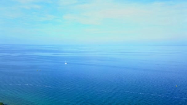 Mar Lindo Azul Claro Hora Verão Podemos Ver Oceano Largo — Vídeo de Stock