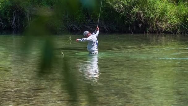 男が釣り針を握ってる餌がまだそこにあるかどうか確認してる — ストック動画