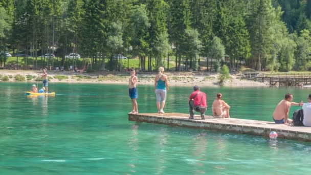 Někteří Lidé Buď Stojí Nebo Sedí Molu Odpočívají Jedna Osoba — Stock video