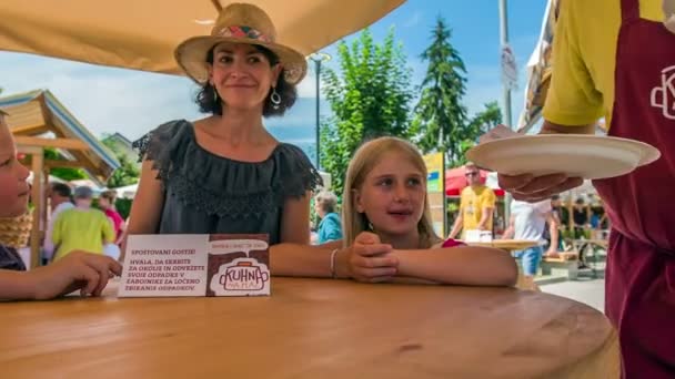 Domzale Slowenien Juni 2018 Ein Koch Bringt Frittiertes Huhn Und — Stockvideo
