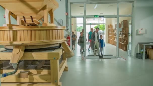 Bambini Entrano Museo Una Guida Mostra Loro Mulino Legno — Video Stock