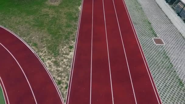 Una Pista Atletismo Roja Bastante Nueva Fuera Escuela Disparo Aéreo — Vídeo de stock