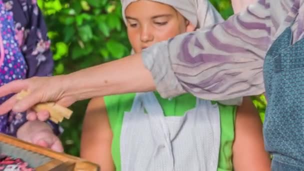Ung Flicka Hjälper Äldre Kvinnor Med Hängande Kläder Utanför — Stockvideo