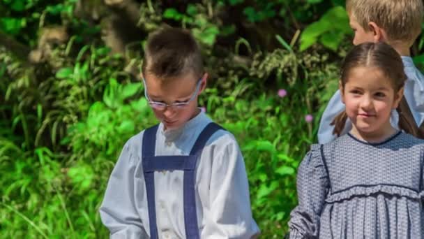 Carino Bambini Piccoli Sono Piedi Sulla Riva Del Fiume Stanno — Video Stock