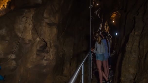 Domzale Eslovenia Julio 2018 Jóvenes Exploradores Están Visitando Una Cueva — Vídeo de stock