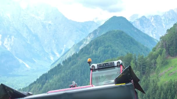 Трактор Останавливается Вершине Холма Красивые Высокие Горы Заднем Плане — стоковое видео