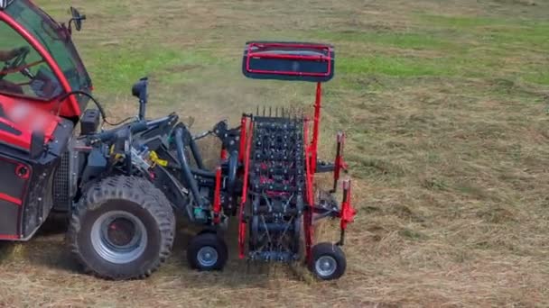 Jovem Agricultor Está Preparar Feno Com Uma Maquinaria Agrícola Especial — Vídeo de Stock