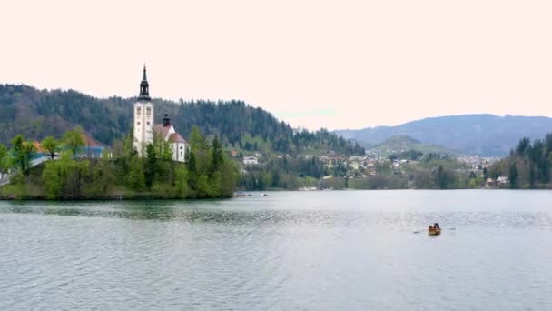 Flygbilder Vattenytan Sjön Bled Slovenien — Stockvideo