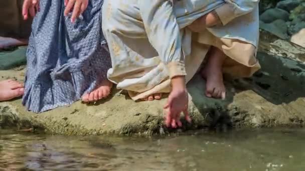 Genç Kızlar Bir Nehrin Kıyısında Çıplak Ayakla Duruyorlar Suya Dokunuyorlar — Stok video