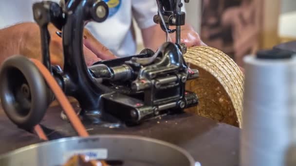 Hombre Mayor Está Haciendo Sombrero Paja Con Una Máquina Coser — Vídeo de stock