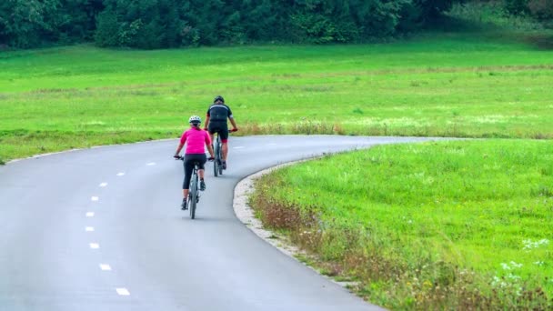 Una Pareja Está Bicicleta Una Carretera Naturaleza Están Disfrutando Estar — Vídeo de stock