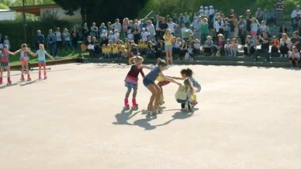 Doemzale Slovenië Juni 2018 Groep Meisjes Paardrijden Dansen Rolschaatsen Tijdens — Stockvideo