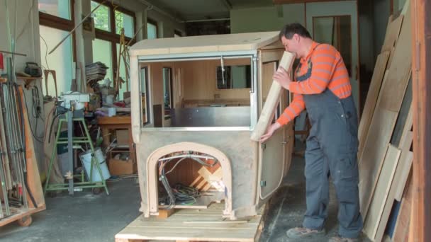 Мужчина Проектирует Винтажный Деревянный Автомобиль Своей Мастерской Дома — стоковое видео