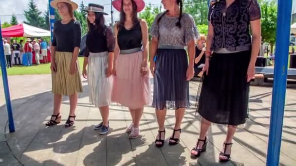 Les Gens Qui Amusent Sur Chapeaux Paille Festival — Video