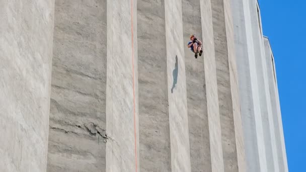 Bir Dağcı Ipe Çok Hızlı Tırmanıyor Bina Çok Yüksek Görünüyor — Stok video