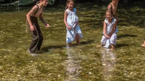 子供たちは水でお互いに散水しています 天気の良い日だ — ストック動画