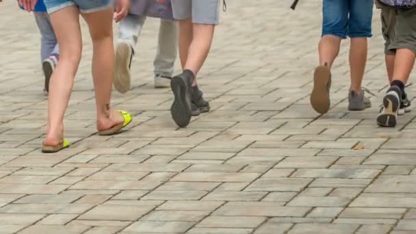 Podemos Ver Los Pies Los Niños Caminan Hacia Edificio Amarillo — Vídeos de Stock