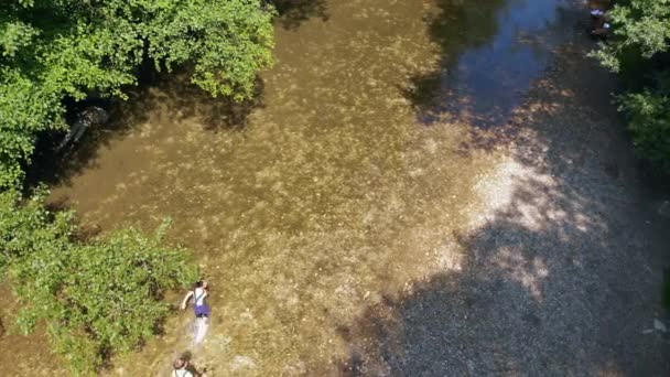 Bambini Camminano Nel Fiume Colpo Aereo Una Bella Giornata Sole — Video Stock