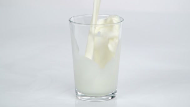 Någon Häller Färsk Mjölk Ett Tomt Glas Ett Bord Köket — Stockvideo