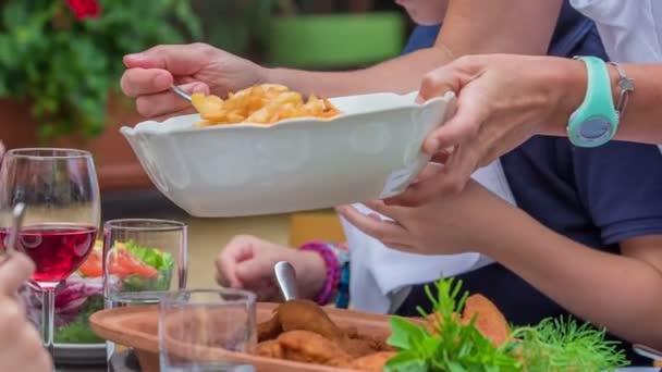 Masada Lezzetli Yemekler Görebiliyoruz Birisi Başkasının Tabağında Patates Kızartması Veriyor — Stok video