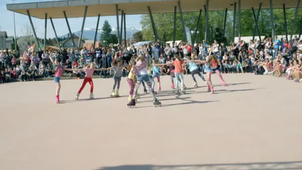 Domzale Eslovénia Junho 2018 Grupo Meninas Montando Dançando Patins Durante — Vídeo de Stock
