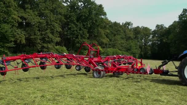 Große Maschinen Zur Heuaufbereitung Rücken Ist Ein Schöner Sommertag Und — Stockvideo