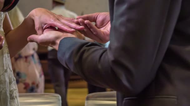 Brudgummen Sätter Vigselring Sin Frus Finger — Stockvideo