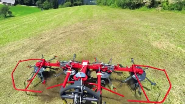 Traktor Jede Velkém Poli Pořezanou Trávou Táhne Sebou Zemědělské Stroje — Stock video