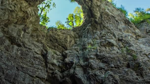 Uprostřed Skály Vrcholku Díra Turisté Pozorují — Stock video