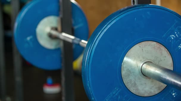 Les Poids Sont Suspendus Sur Étagère Dans Salle Gym — Video