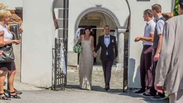 Domzale Slovenia 快乐的年轻夫妇即将离开教堂 所有的婚礼来宾都准备向他们扔大米 — 图库视频影像