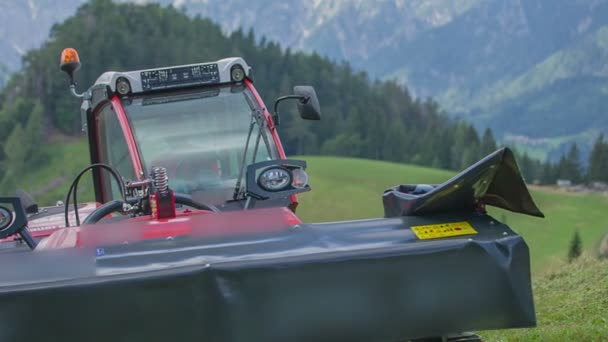 Tractor Empieza Retroceder Hay Montañas Altas Fondo — Vídeo de stock