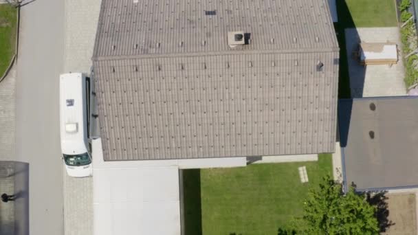 Egy Fehér Furgon Parkol Nagy Ház Előtt Fekete Tetővel Jármű — Stock videók
