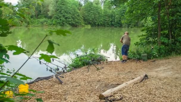 Lindo Lago Verde Natureza Pescador Está Pescando — Vídeo de Stock