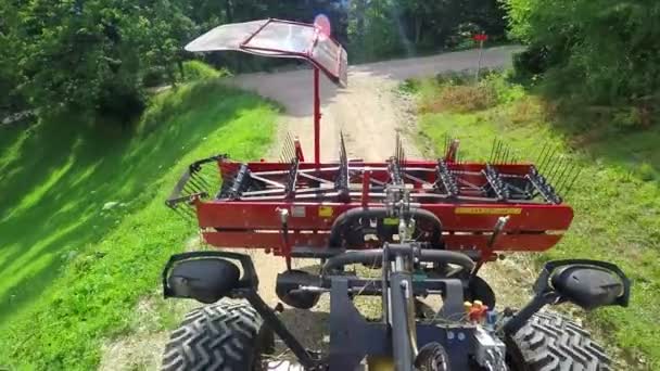 Bir Traktör Ormanın Ortasında Kır Yolunda Araba Kullanmayı Durdurur Hava — Stok video