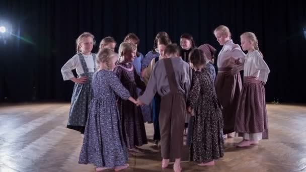 Die Schüler Tanzen Kleinen Kreis Zusammen Und Stolpern Mit Den — Stockvideo