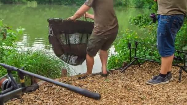 Een Visser Steekt Een Net Terug Het Water Een Vis — Stockvideo