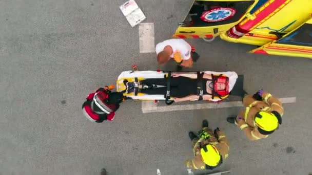 Deux Pompiers Sont Aussi Debout Côté Une Ambulance Ils Ont — Video