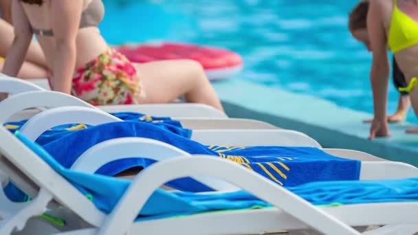 로버트 베니아 June 2015 의자는 수건으로 대들은 수영장에 오후여기서 수영을 — 비디오