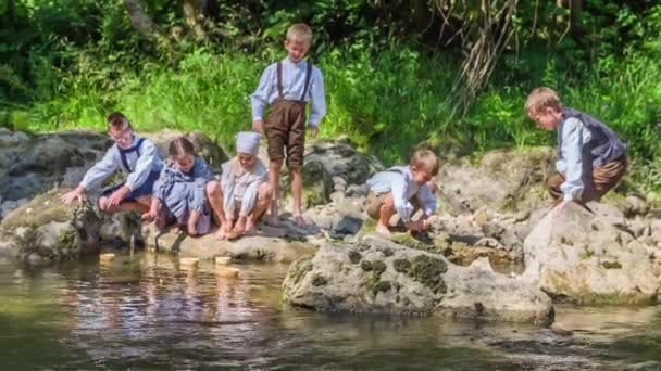 子供たちは自然を探索し 水で遊んでいます 天気の良い日だ — ストック動画