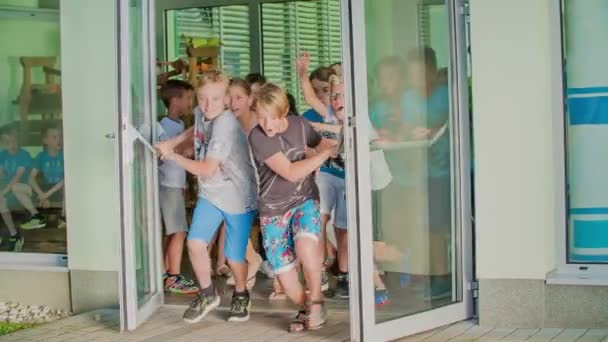 Grize Słowenia Czerwca 2017 Chłopcy Pchają Frontowe Drzwi Szkoły Wszyscy — Wideo stockowe