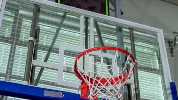 Koszykówka Płynnie Przechodzi Przez Obręcz Sądzie Szkolnym Studenci Grają Piłkę — Wideo stockowe