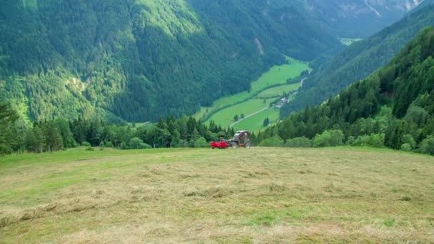 Hay Tractor Preparando Heno Colina Valle Montañas Están Fondo Paisaje — Vídeo de stock