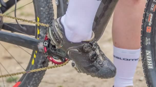 Una Joven Está Bicicleta Presiona Pie Sobre Pedal — Vídeo de stock